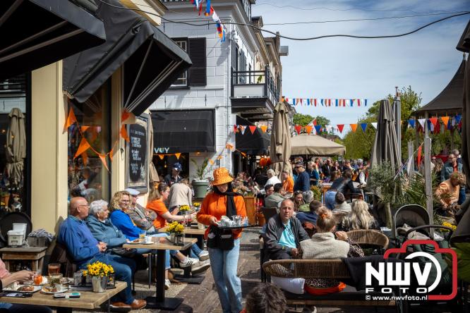 Volle terrassen, bruisende kleedjesmarkt en sportieve Wallenloop: Elburg leeft tijdens koningsdag! - &copy; NWVFoto.nl